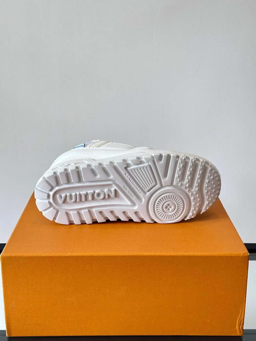 Louis Vuitton Men White Leather Sneakers product view 6