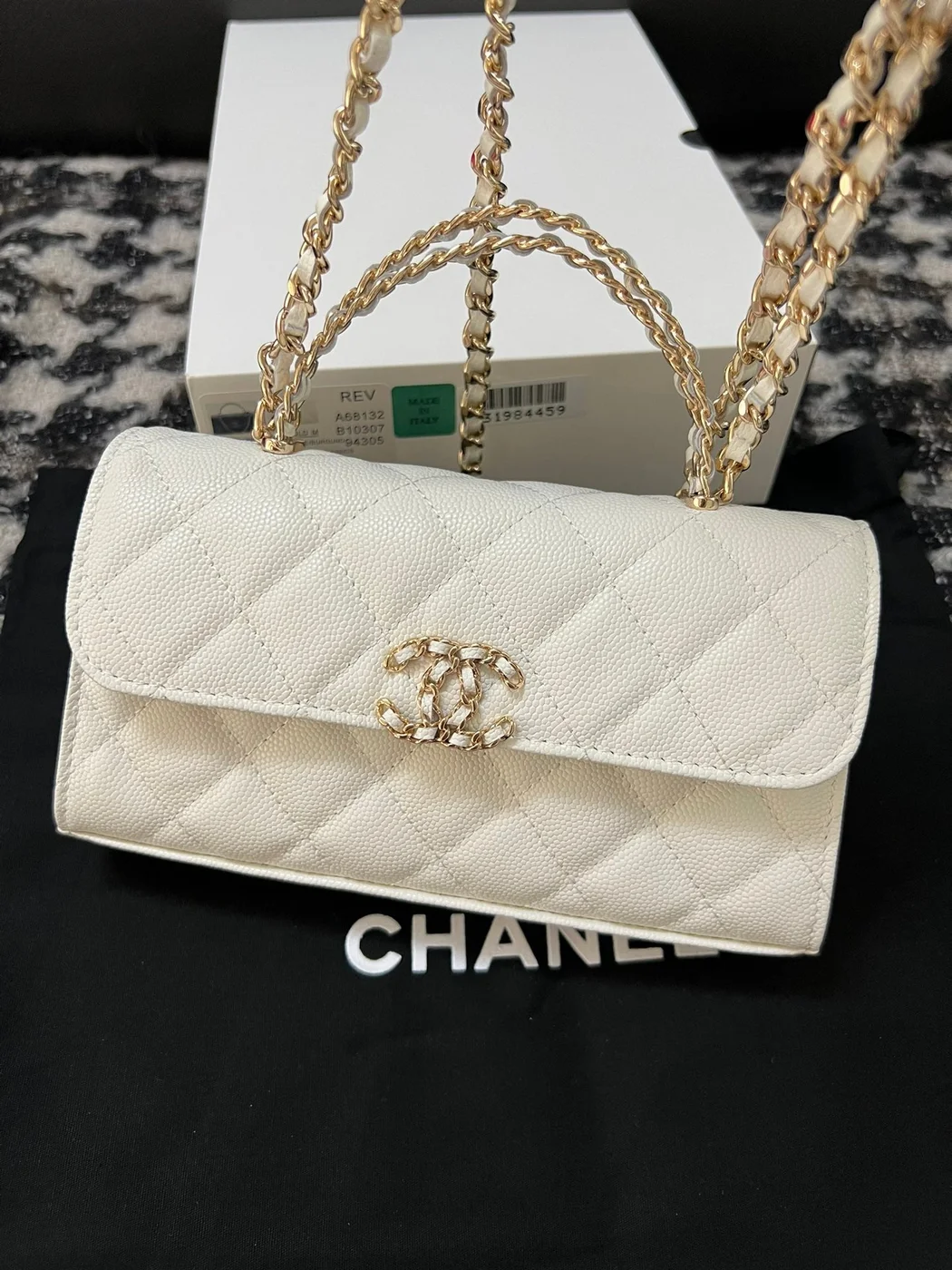Chanel Kelly 23P Clutch With Chain Gold Hardware product view 3