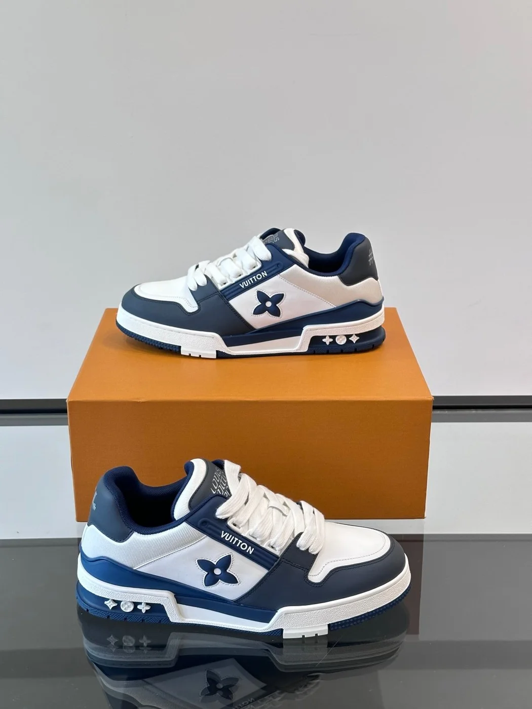 Louis Vuitton Men White And Navy Leather Sneakers product view 4