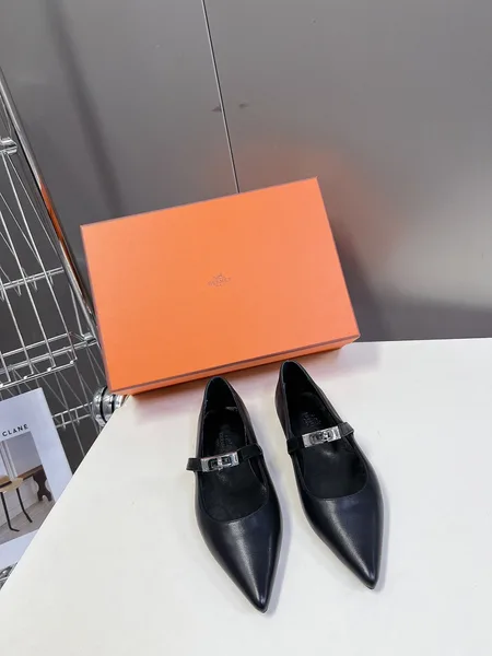 Hermès Women Black Leather Pointed Toe Flats product view 1