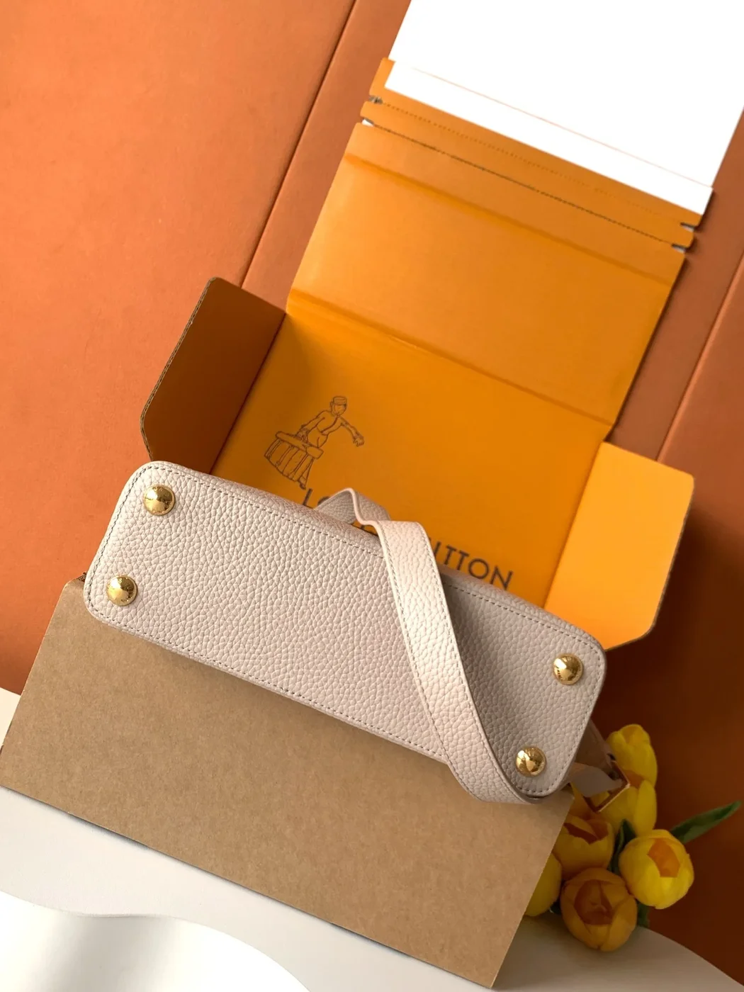 Louis Vuitton Capucines handbag in a beige product view 6