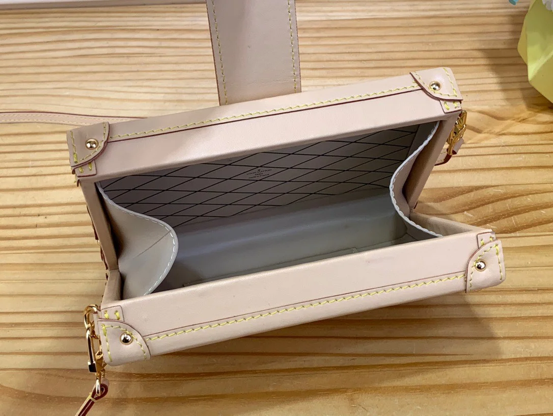 Louis Vuitton Petite Box Shape Lock Plated Gold Handbags 20×12.5x5cm product view 4