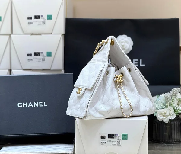 Chanel 25 Handbag In White 30 Gold Hardware product view 3