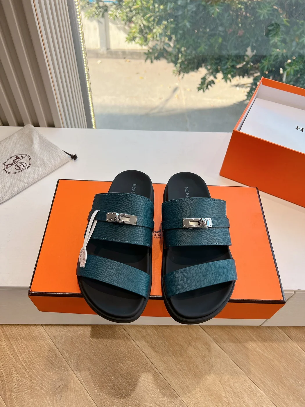 Hermès Women Green Leather Strappy Sandals product view 5
