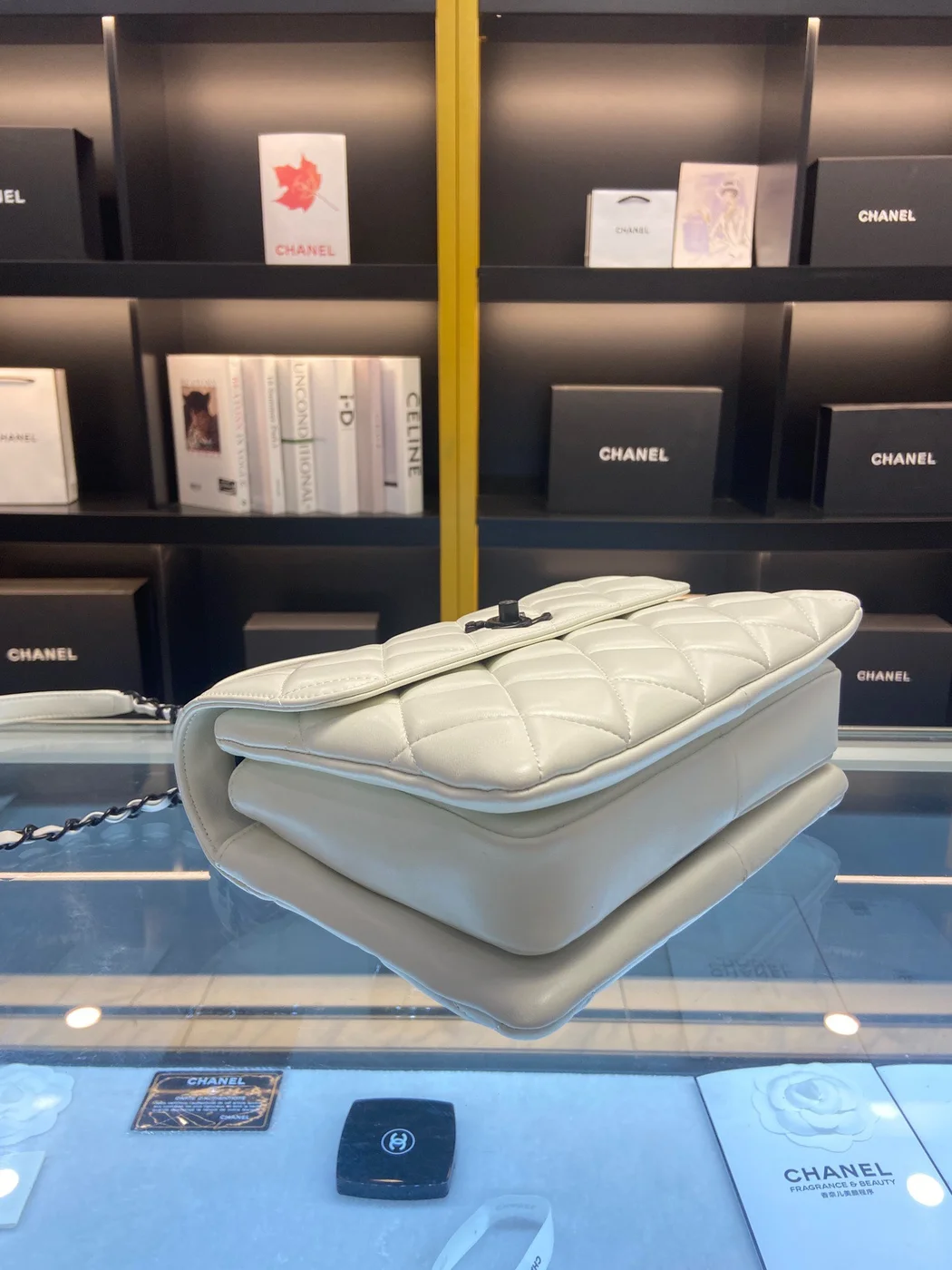 Chanel Trendy White Smooth Leather With Lock Black Handbags 25 cm product view 7