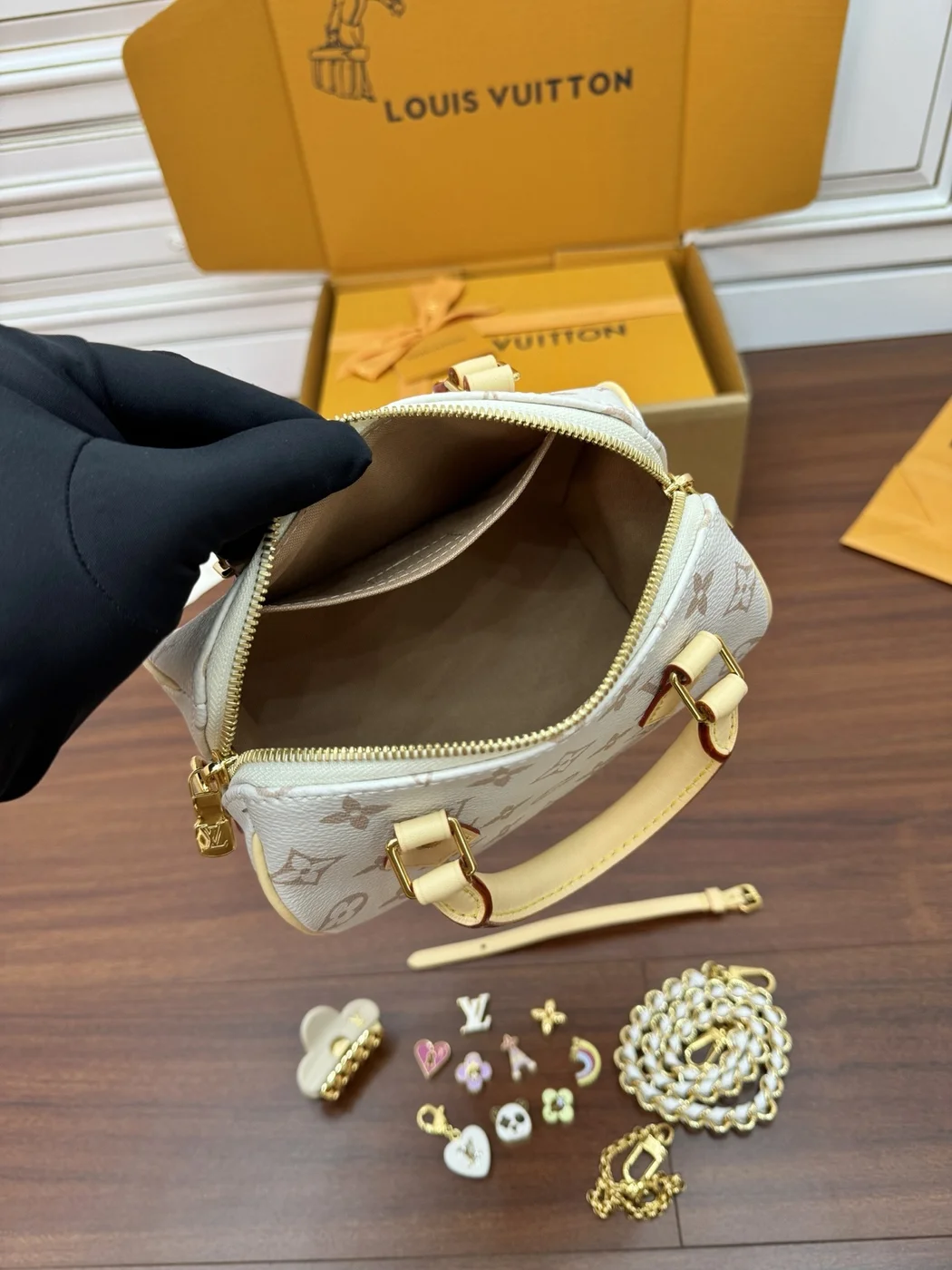 Louis Vuitton Speedy Bandoulière 20 handbag (M24474) product view 2