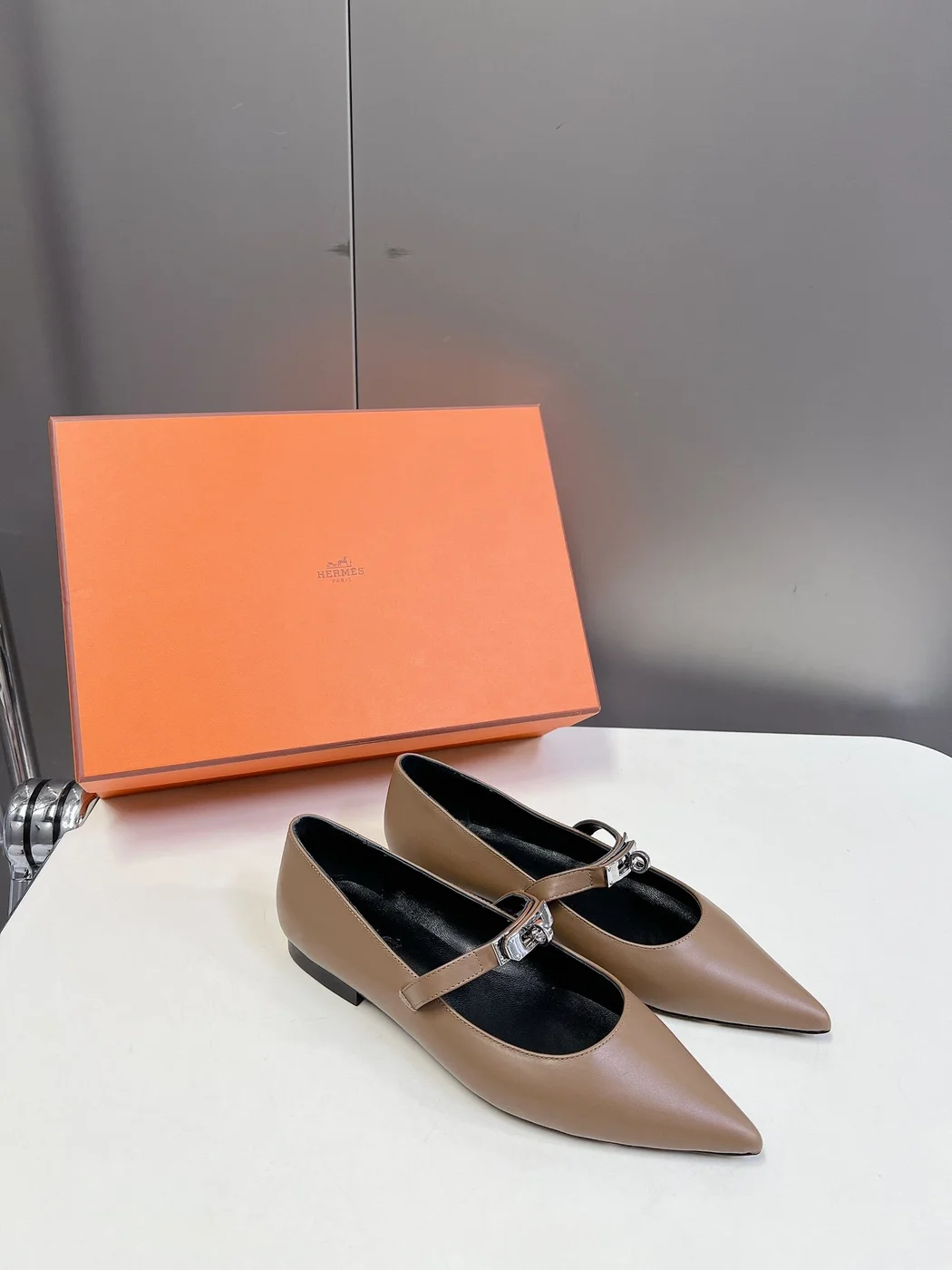 Hermès Women Beige Leather Pointed Strap Flats product view 3