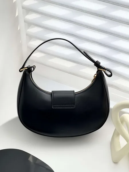 Celine Triomphe Curved Black Matte Leather 23x14x7cm Bag product view 8