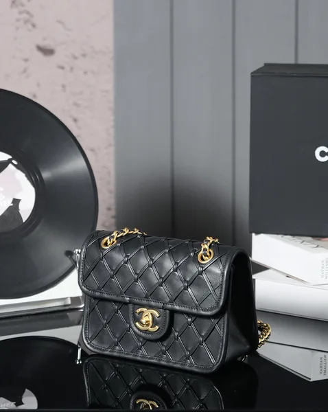 Chanel 25C Flap Bag 19 cm Black Quilted Lambskin product view 2