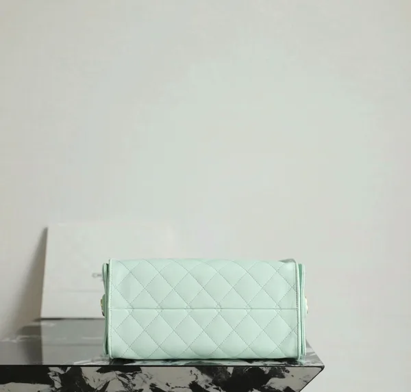 Chanel 25 Handbag 30 In Green Cavier Gold Hardware product view 5