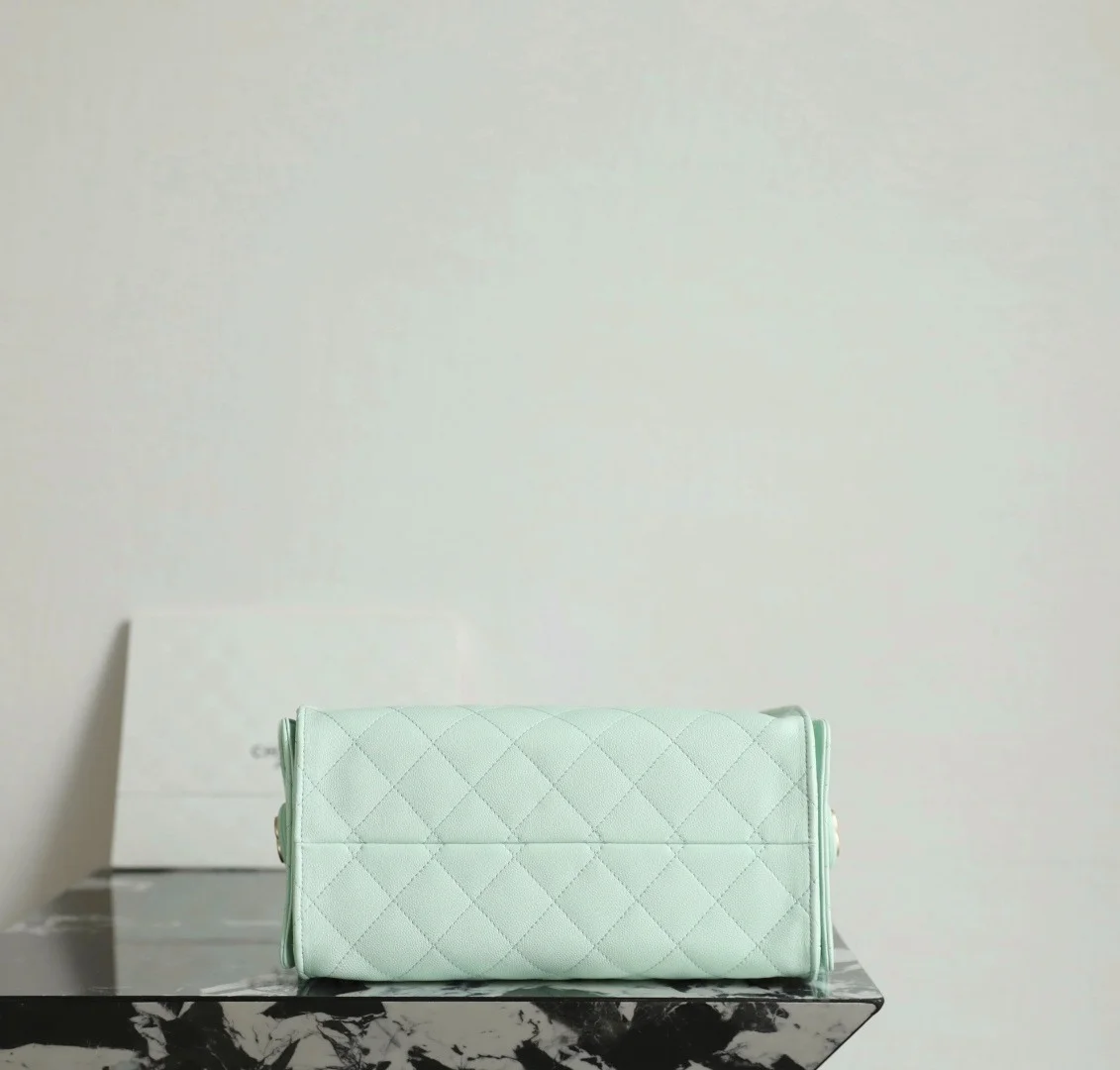 Chanel 25 Handbag 30 In Green Cavier Gold Hardware product view 5
