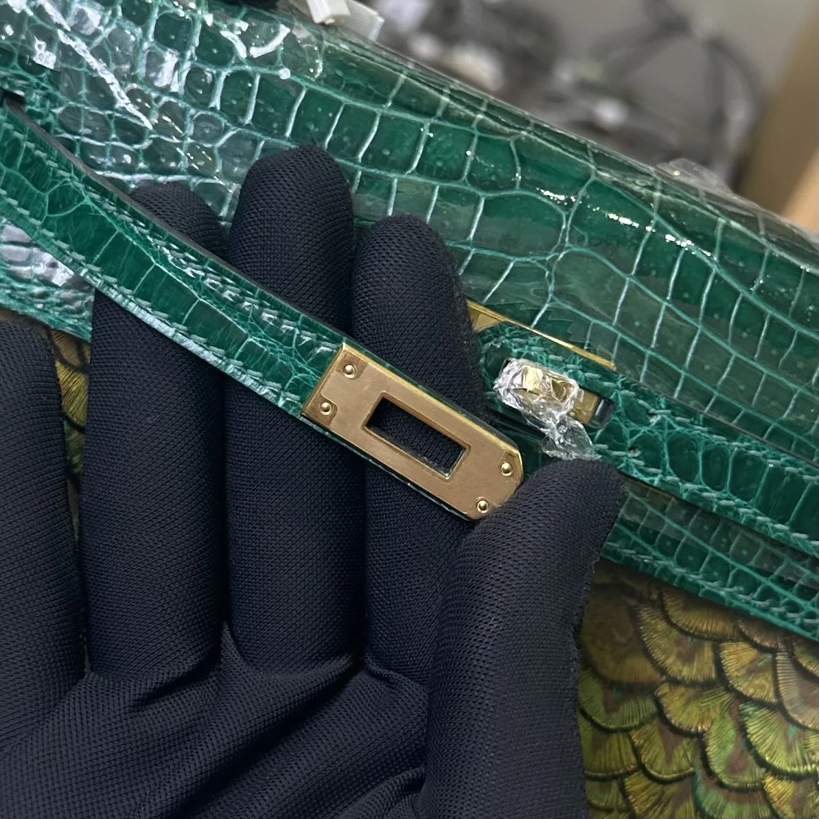 Hermès Kelly 25 cm Emerald Green Gold Hardware Bag product view 5