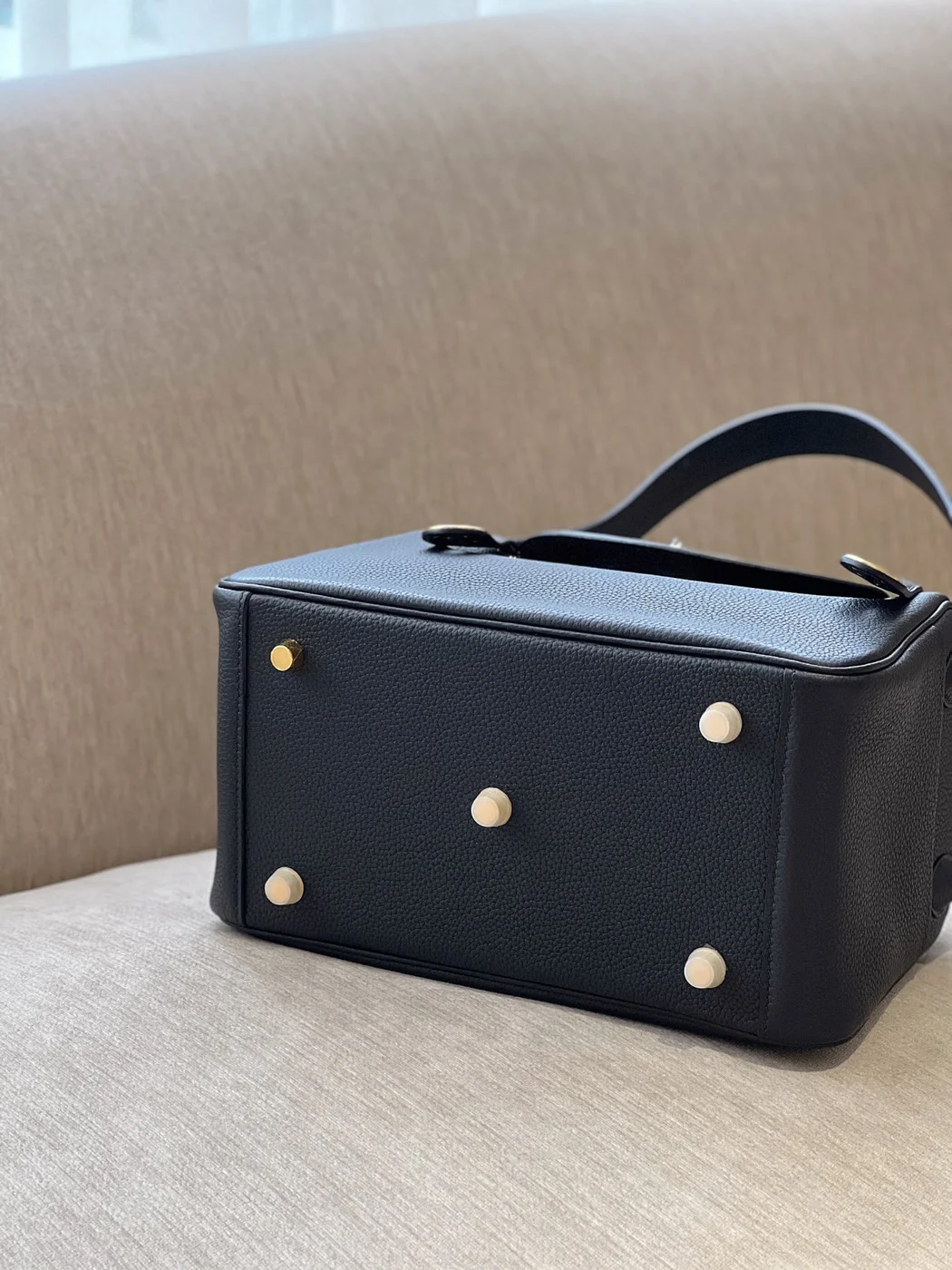 Hermès Lindy 26 Black Gold Hardware Bag product view 5