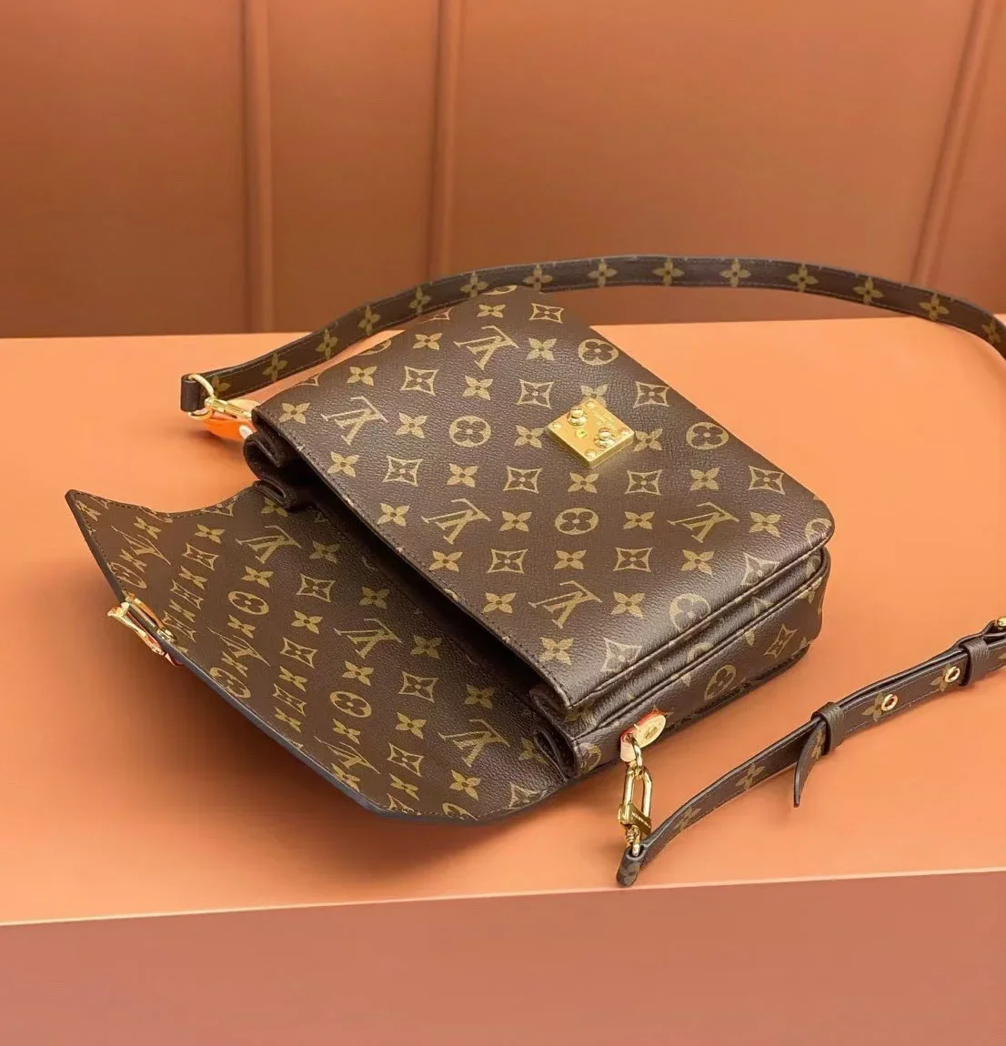 Louis Vuitton Pochette Métis Canvas Bag product view 7