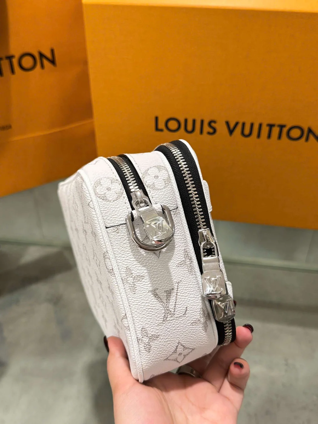 Louis Vuitton Alpha Monogram White Handbag 24x16x8cm product view 4