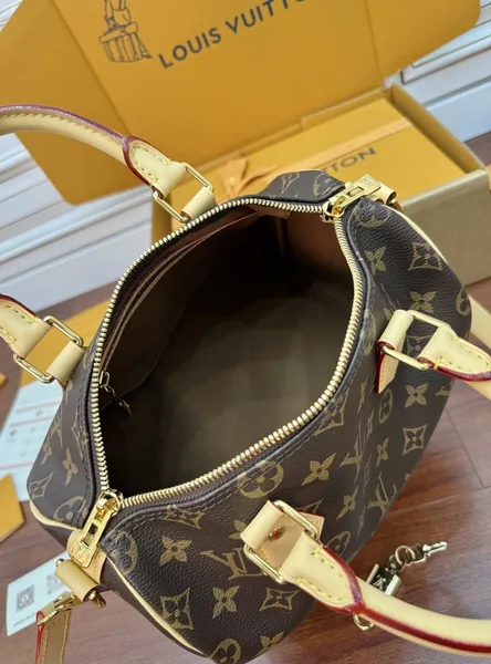Louis Vuitton Speedy Bandoulière 25 Handbag in Monogram product view 8
