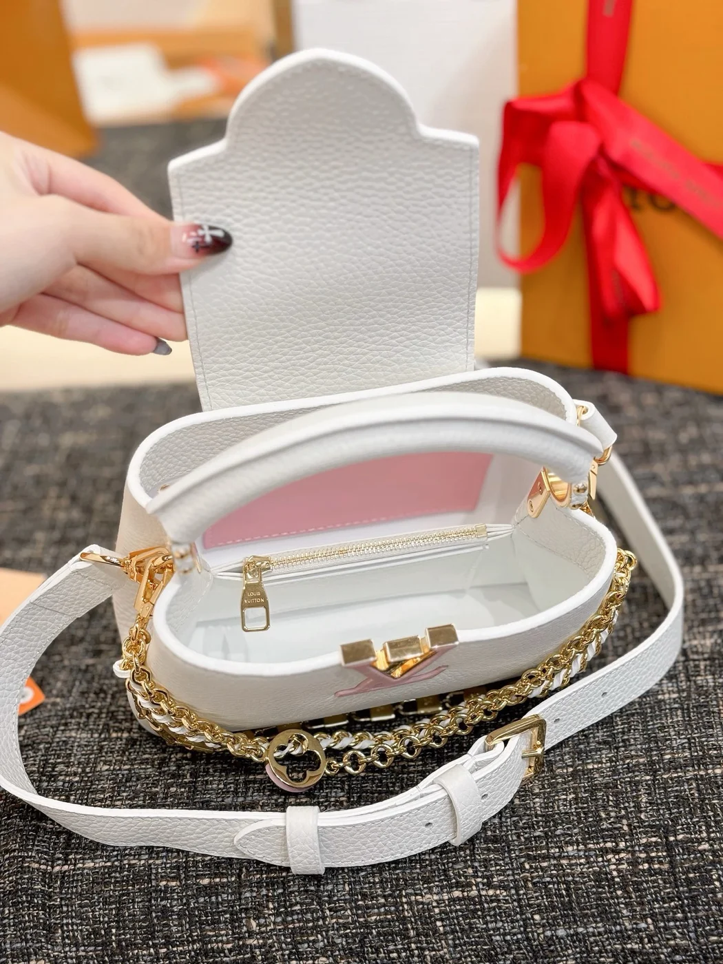 Louis Vuitton Capucines bag in white Taurillon leather product view 4