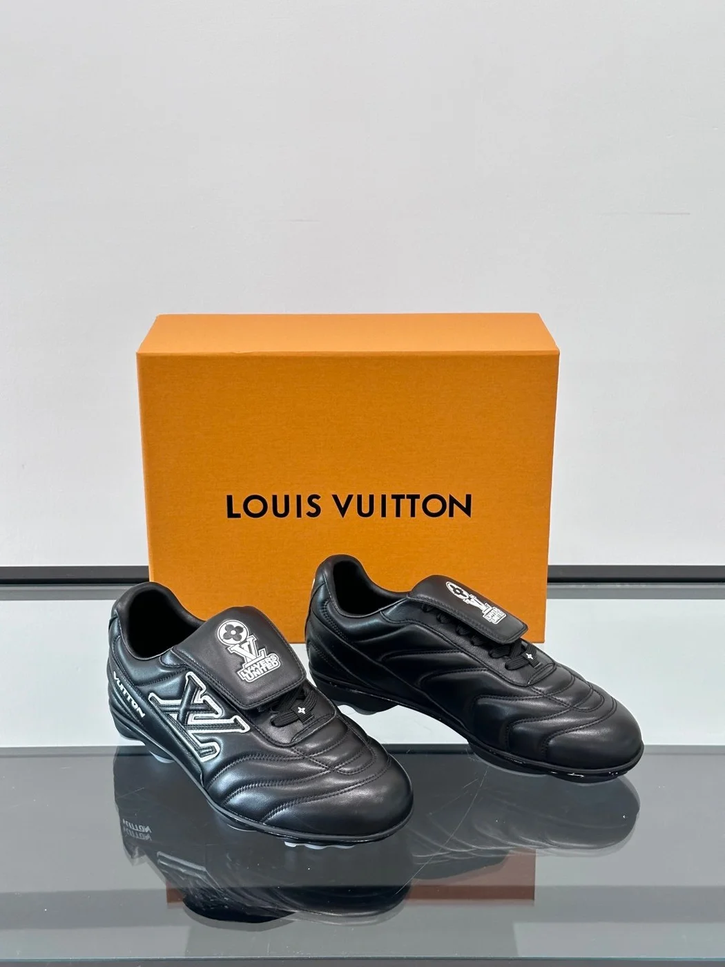 Louis Vuitton Men Black Leather Sneakers product view 5