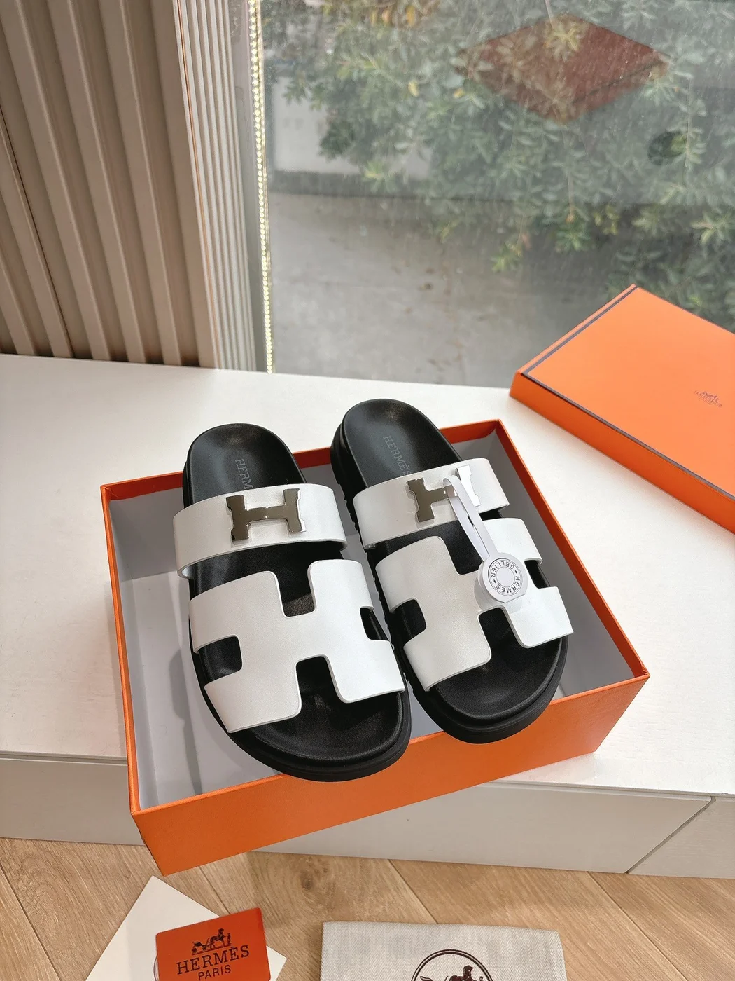 Hermès Women Designer Shoes 050 product view 3