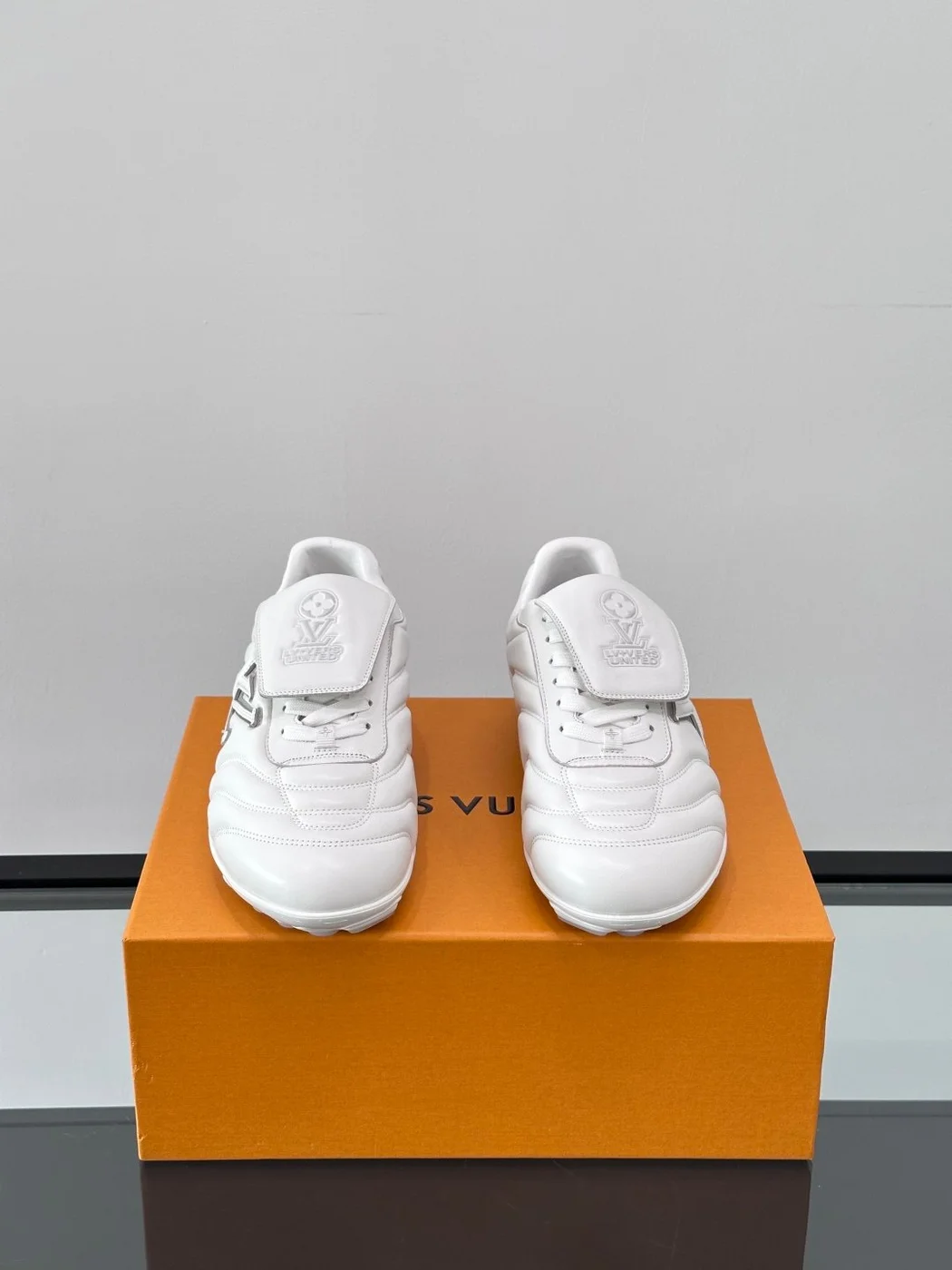 Louis Vuitton Men White Leather Sneakers product view 2