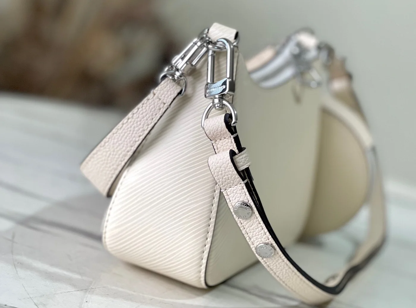 Louis Vuitton Marellini Epi White Full Set Handbags 20 cm product view 2