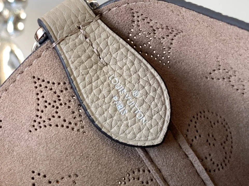 Louis Vuitton Blossom PM Mahina Handbags 20x20x12.5 cm product view 7
