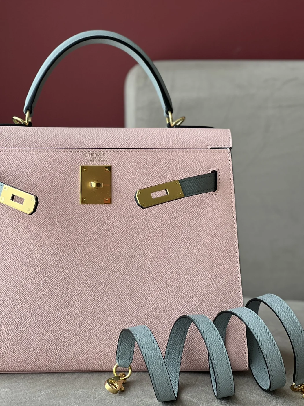 Hermès Kelly 25 Rose Sakura  Gris Perle Chèvre Epsom Leather Gold Hardware Bag product view 4