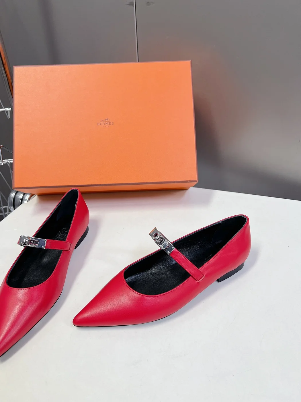 Hermès Women Red Leather Pointed Toe Flats product view 4