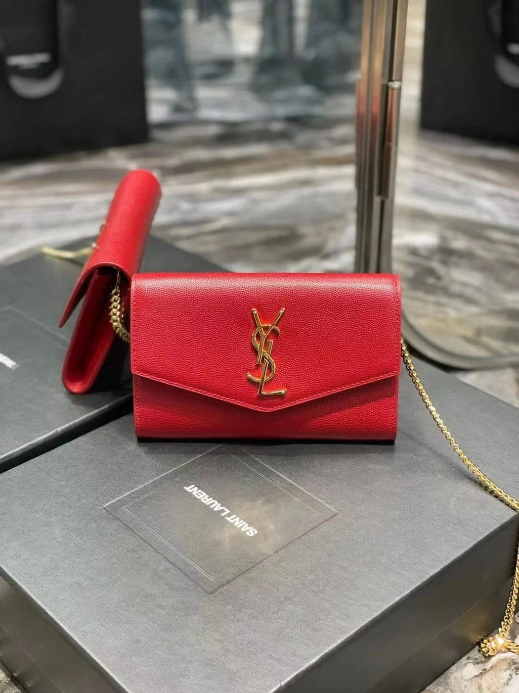 Saint Laurent Grain De Poudre Uptown Chain Wallet White Bag product view 3