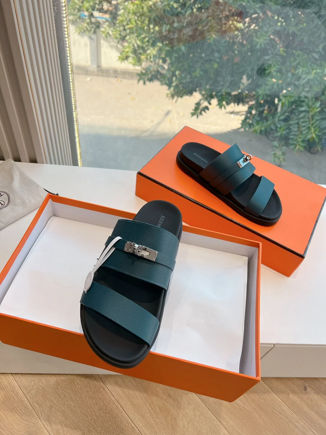 Hermès Women Green Leather Strappy Sandals product view 4