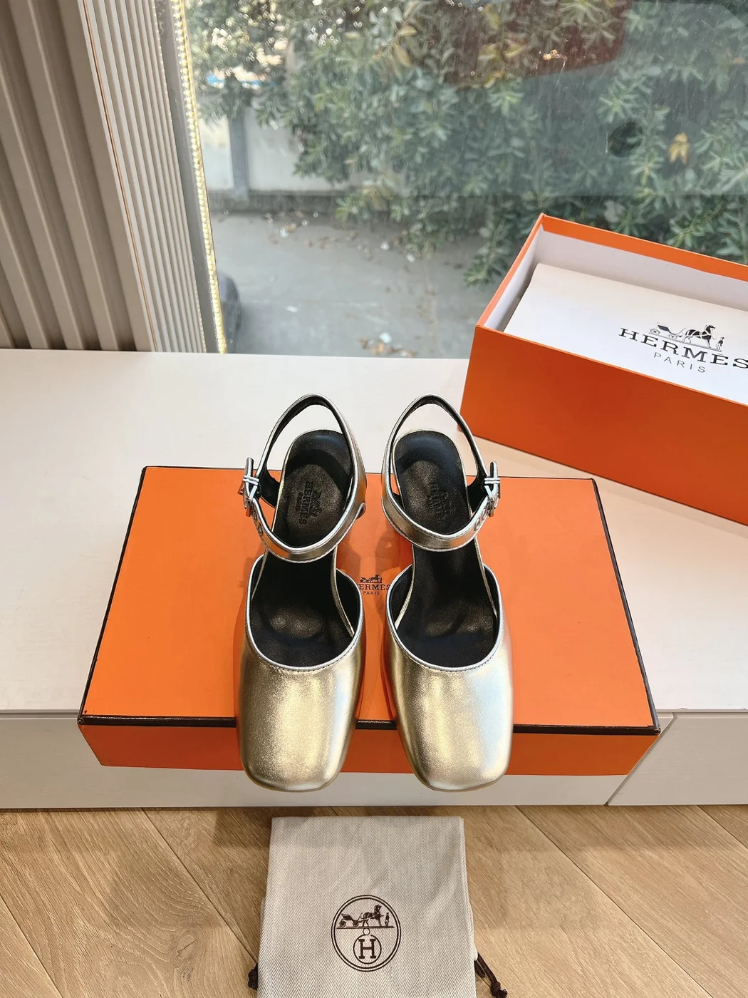 Hermès Women Silver Leather Square Toe Heels product view 1