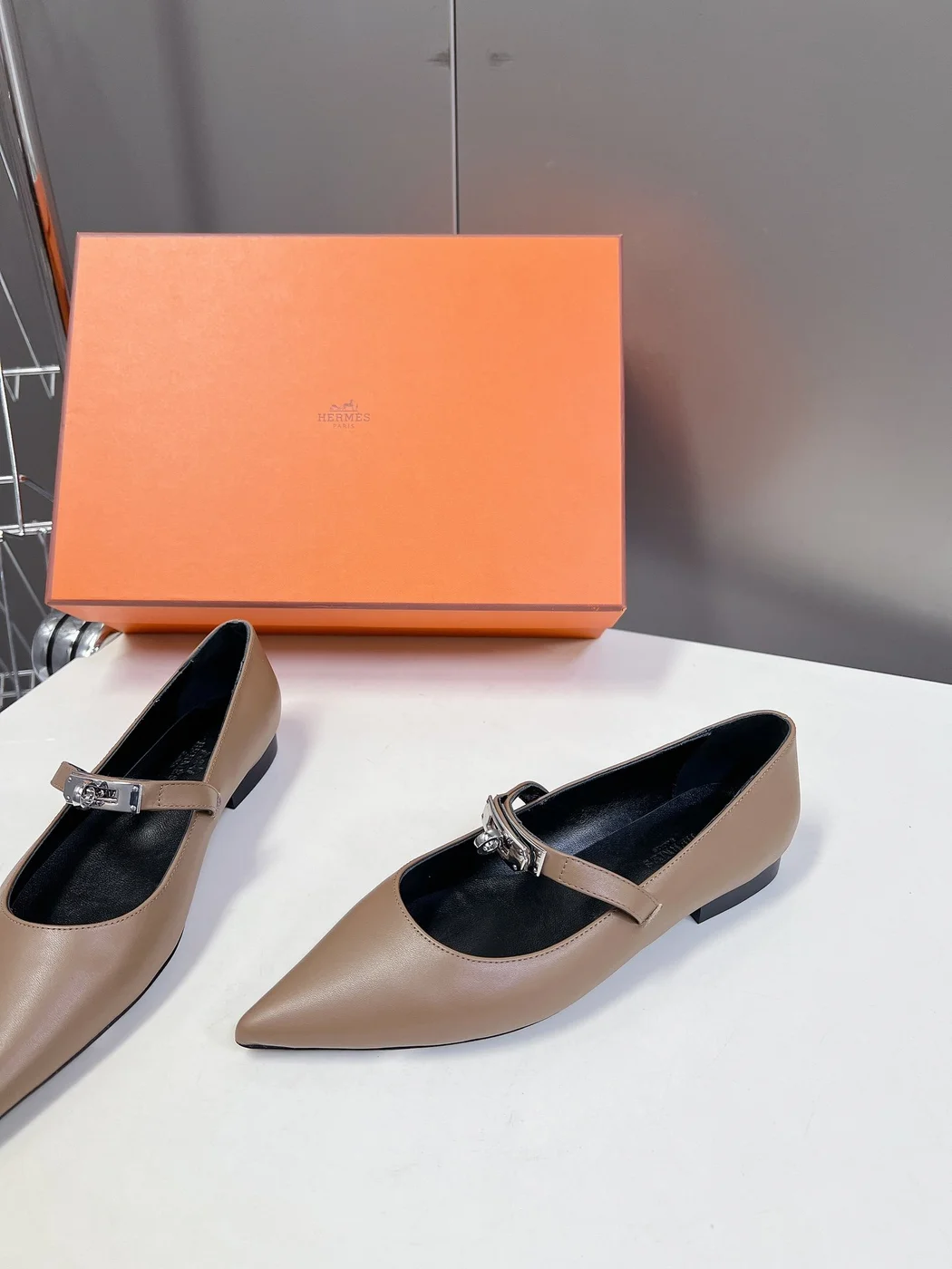 Hermès Women Beige Leather Pointed Strap Flats product view 5