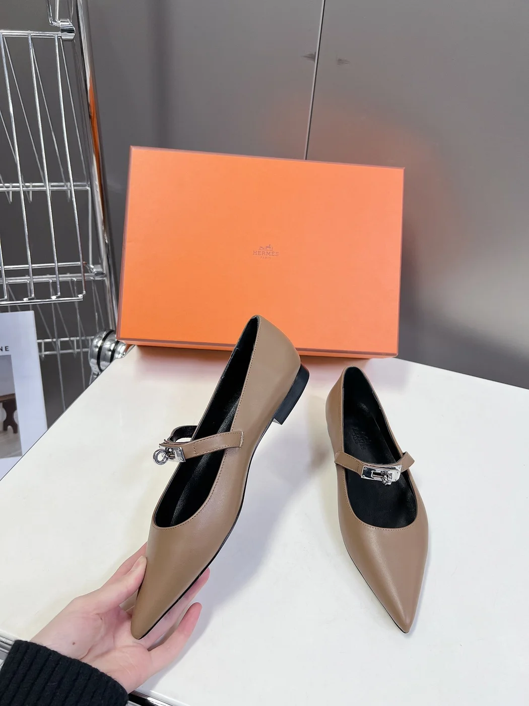 Hermès Women Beige Leather Pointed Strap Flats product view 4