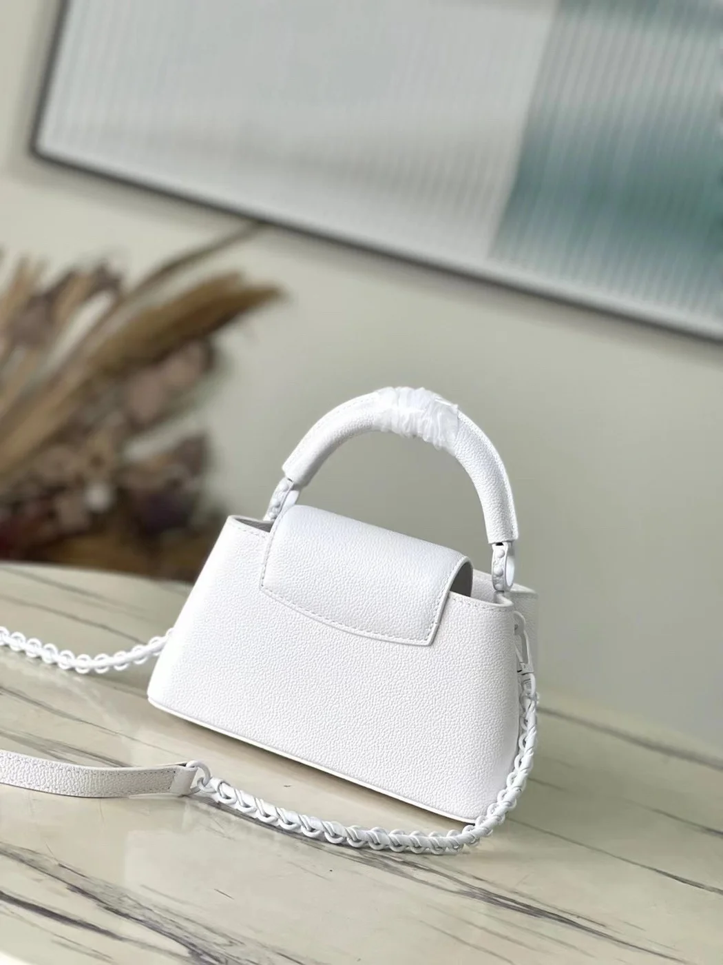 Louis Vuitton Capucines Handbags White Leather 21 cm product view 3