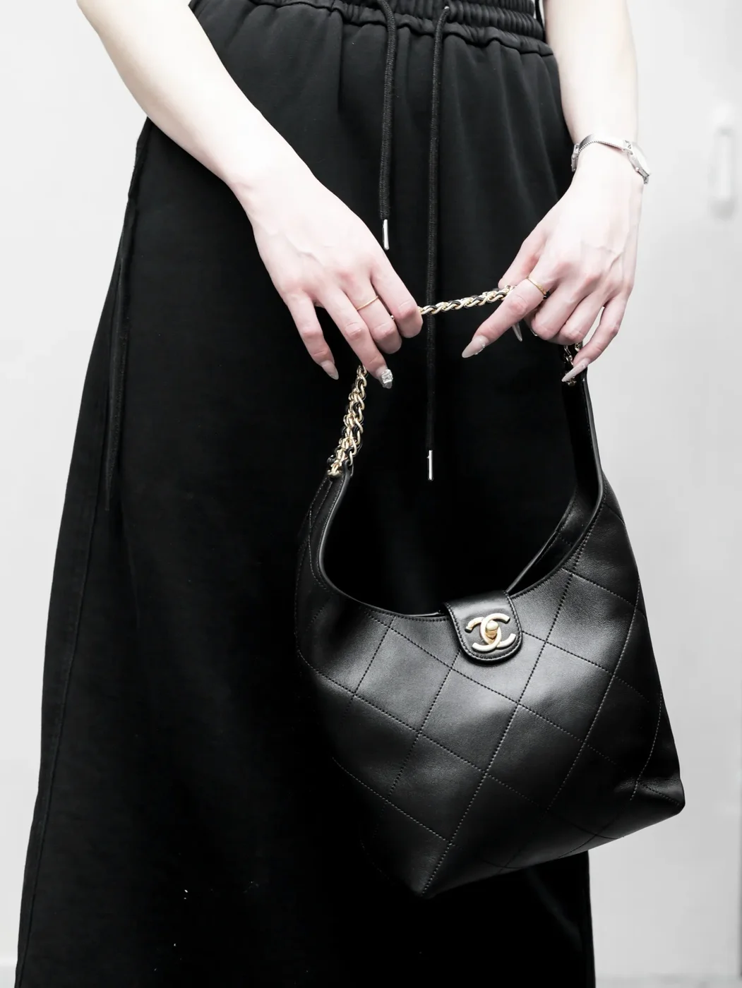 Chanel 25P Hobo bag in black lambskin product view 4