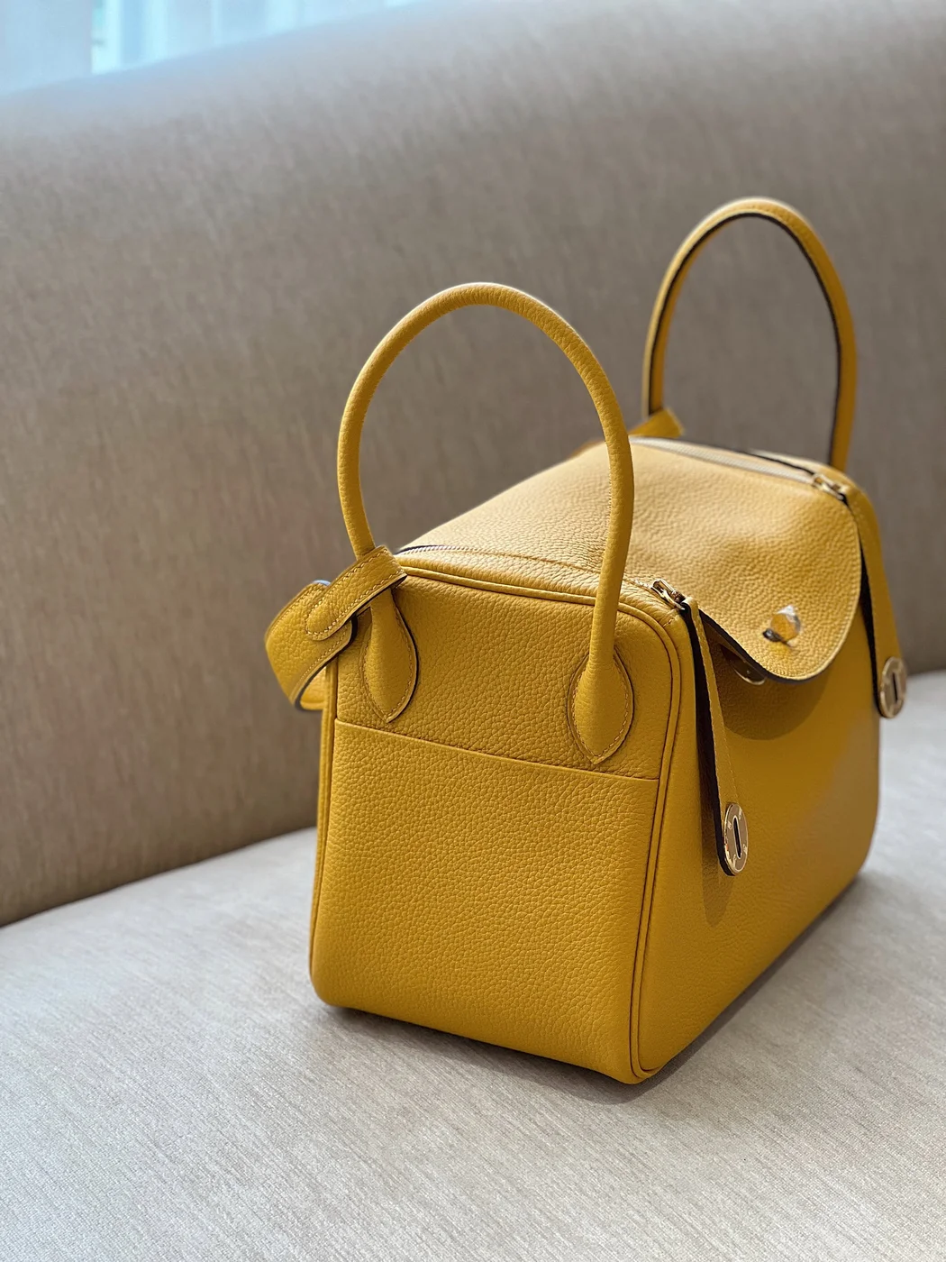 Hermès Lindy 26 Yellow Gold Hardware Bag product view 4
