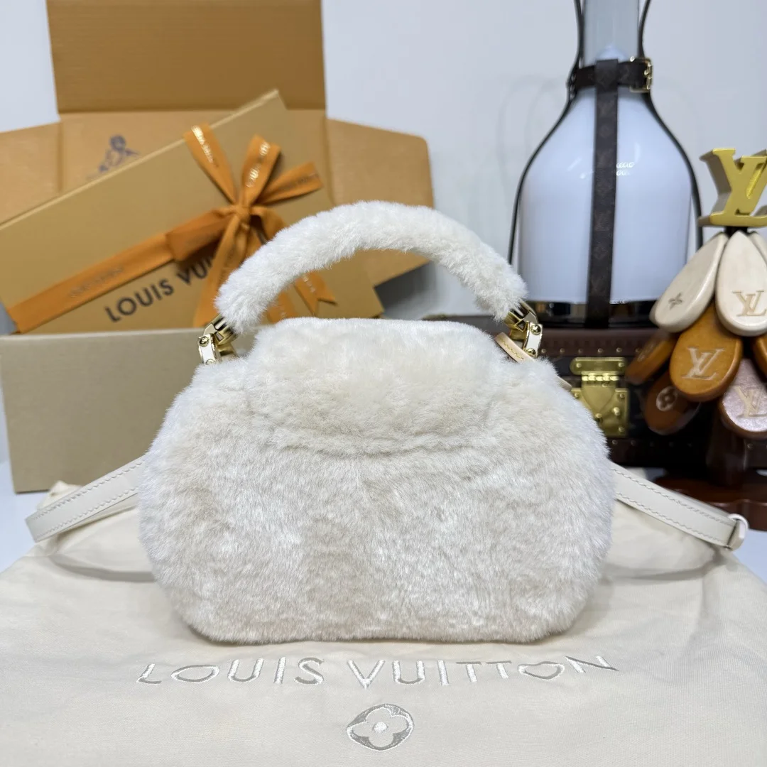 Louis Vuitton Capusnow Capucines handbag product view 3