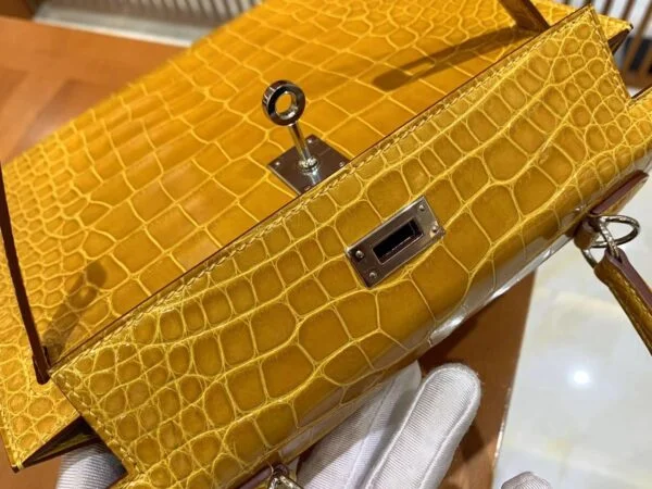 Hermès Kelly bag 25 Sellier Jaune ambre Alligator Crocodile skin Gold hardware product view 6