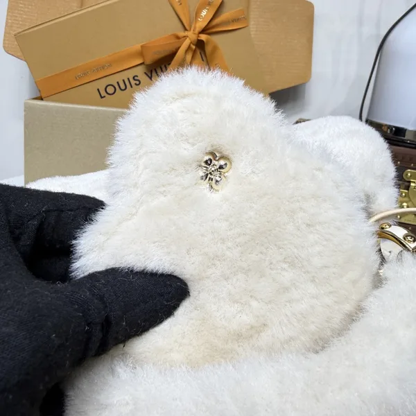 Louis Vuitton Capusnow Capucines handbag product view 5