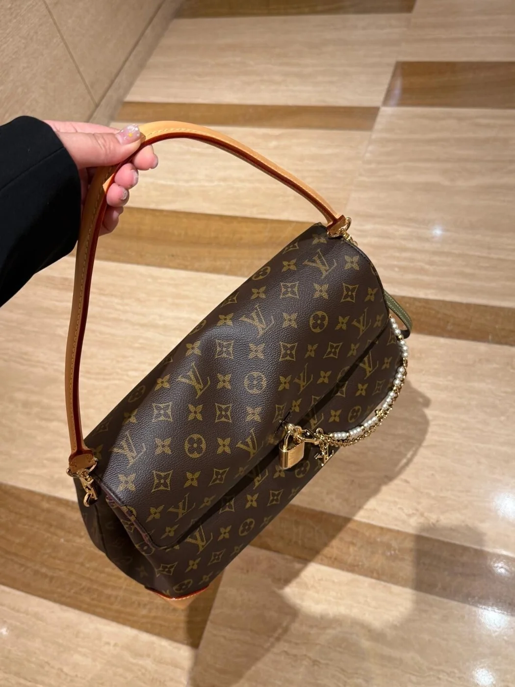 Louis Vuitton Hide Away MM bag in Monogram canvas product view 4