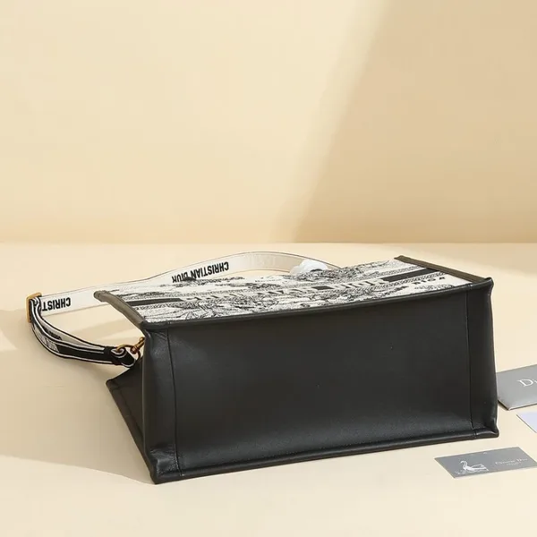 Dior Medium Dior Book Tote product view 3