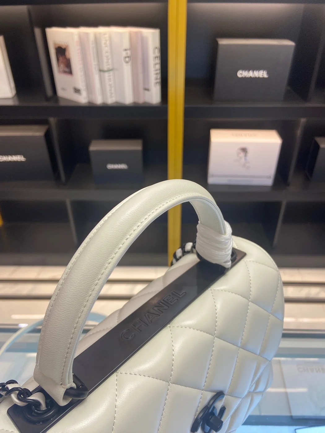 Chanel Trendy White Smooth Leather With Lock Black Handbags 25 cm product view 5