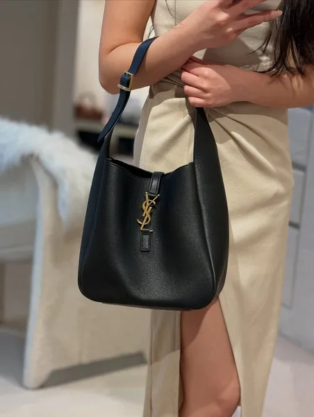 Saint Laurent Hobo 5 Le 5 À 7 in Smooth Leather Black – Small Size Bag product view 4
