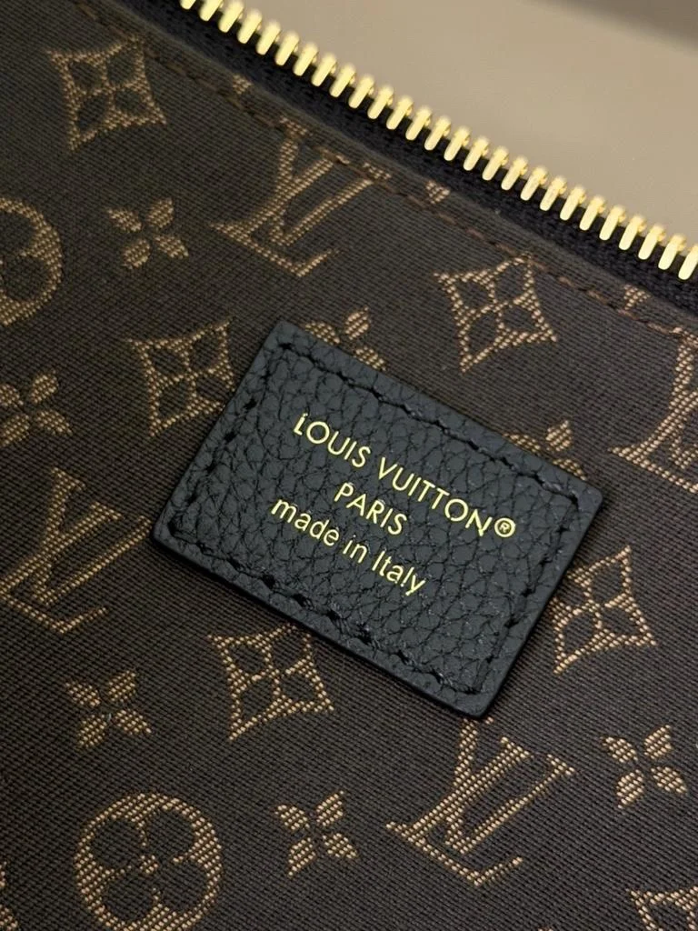 Louis Vuitton Multipass in black Bag product view 9