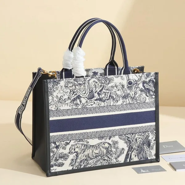 Dior Medium Dior Book Tote product view 4