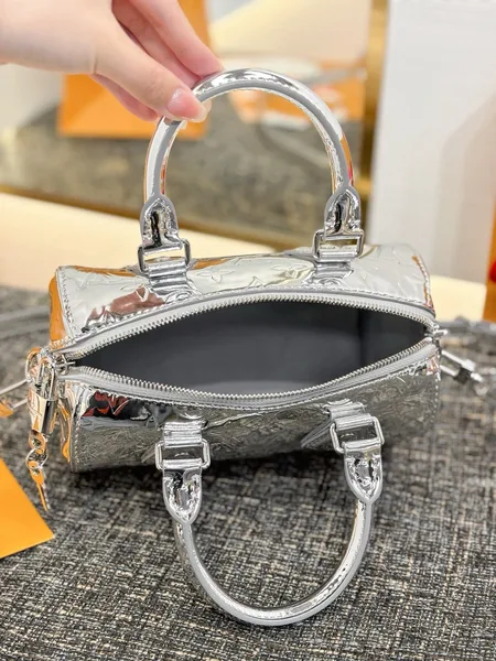 Louis Vuitton Speedy Bandoulière 20 bag product view 2