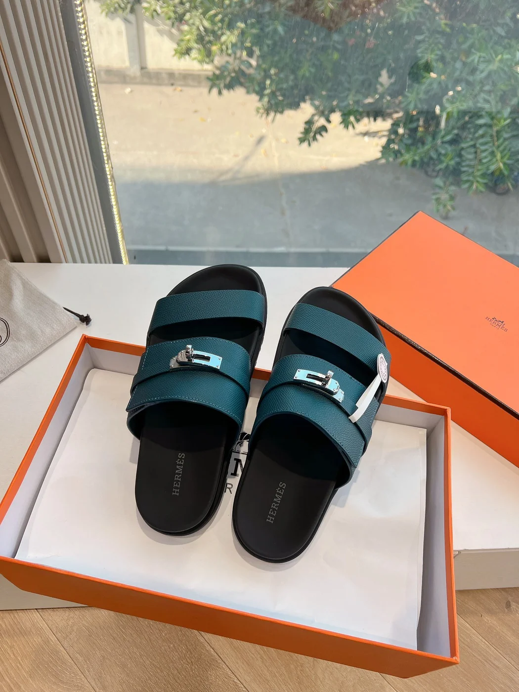 Hermès Women Green Leather Strappy Sandals product view 3