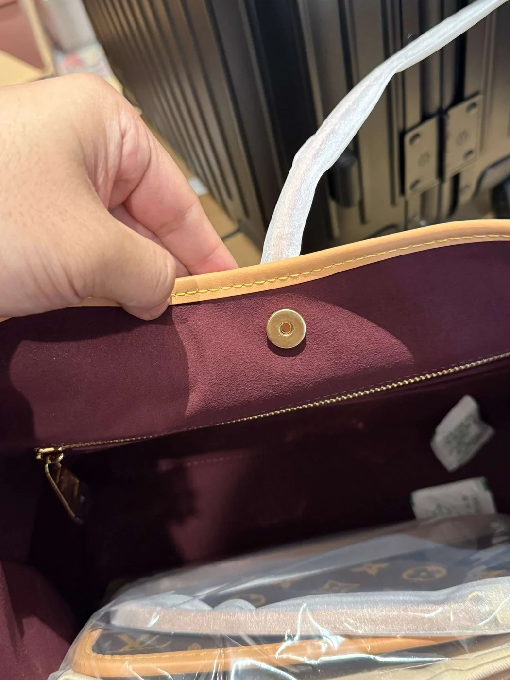 Louis Vuitton Handbags Louis Vuitton Carry All MM Monogram Brown Color 39x30x15cm product view 2