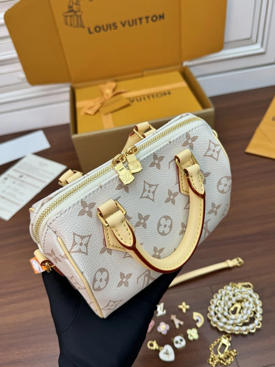 Louis Vuitton Speedy Bandoulière 20 handbag (M24474) product view 3