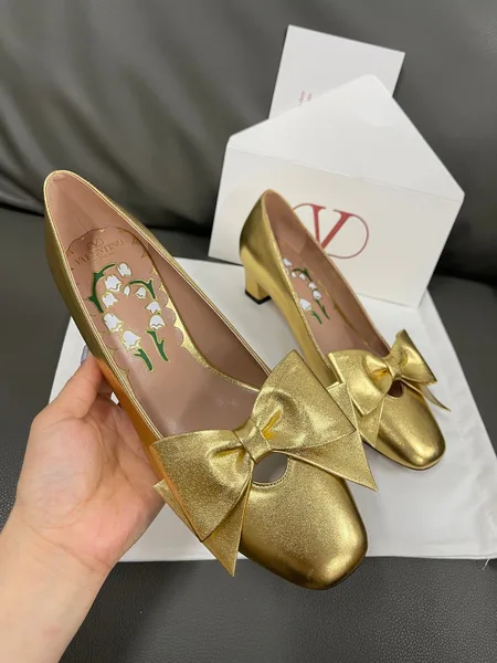 Valentino Women Gold Leather Bow Detail Pumps product view 1